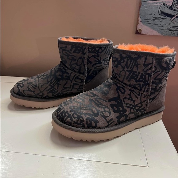 Like new Uggs - Picture 2 of 5